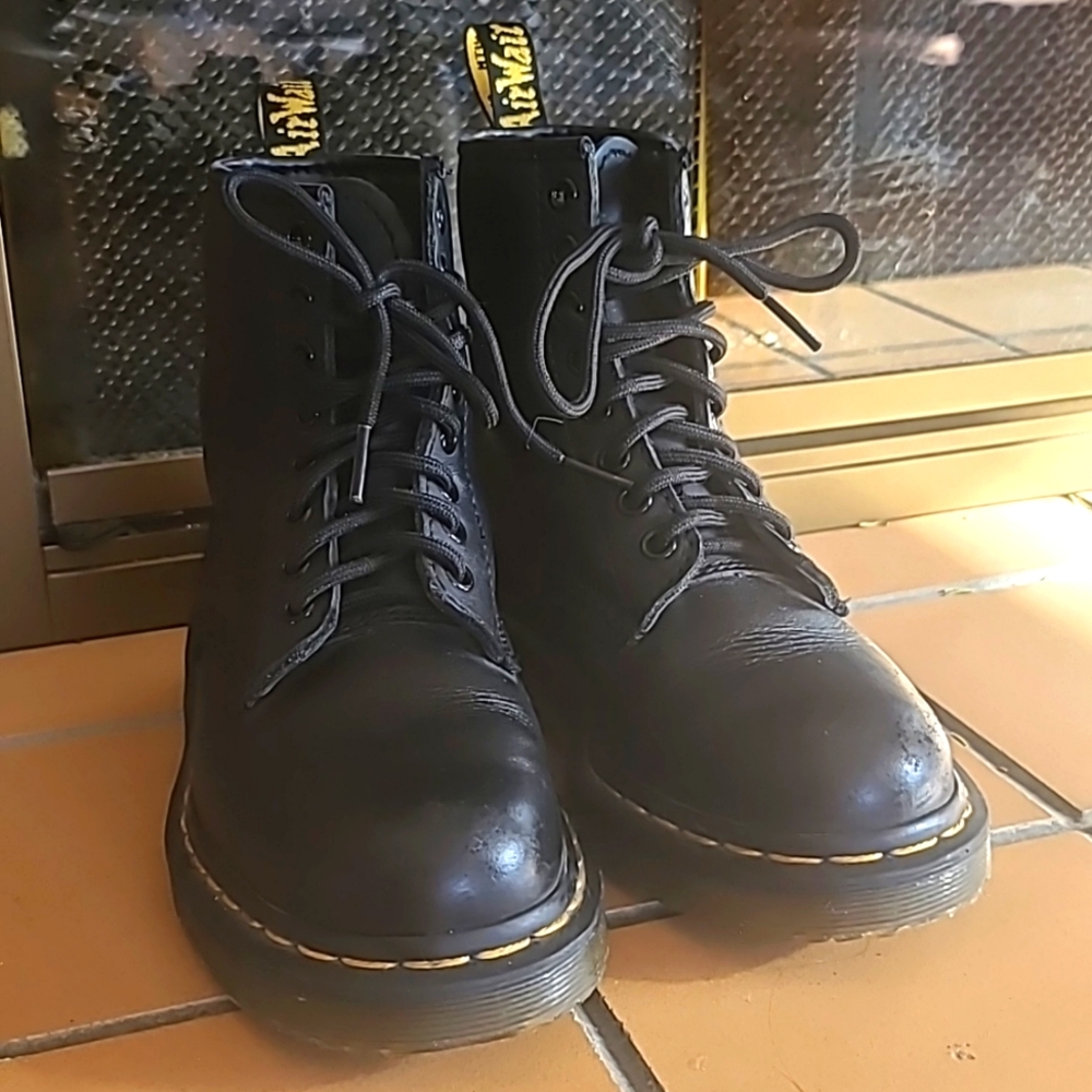 Classic Dr Martens, black, 8 hole, US ladies 5